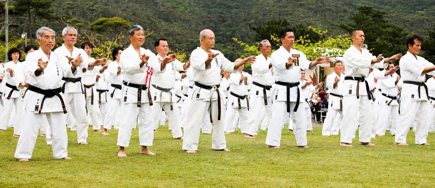 屋外で型を演武する上地流の空手家たち